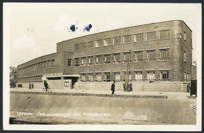 606217 Gezicht op het nieuwe Hoofdbureau van Politie (Catharijnekade 12) te Utrecht.N.B. Het adres Catharijnekade 12 ...